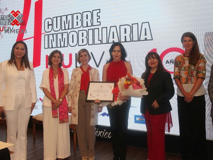 Aurora García de León recibe reconocimiento de MULIV por su trayectoria en el sector inmobiliario