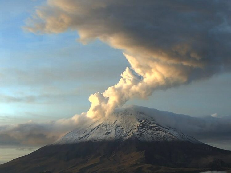 El Cenapred informó que el Popocatépetl registró 38 exhalaciones de baja intensidad durante las últimas 24 horas. | AMEXI/FOTO: Cenapred