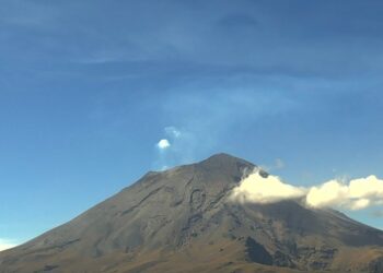 El Popocatépetl registró 16 exhalaciones de baja intensidad y emisión continua de gases. | AMEXI/FOTO: Cenapred