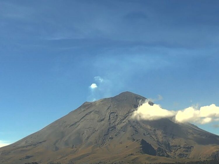 El Popocatépetl registró 16 exhalaciones de baja intensidad y emisión continua de gases. | AMEXI/FOTO: Cenapred