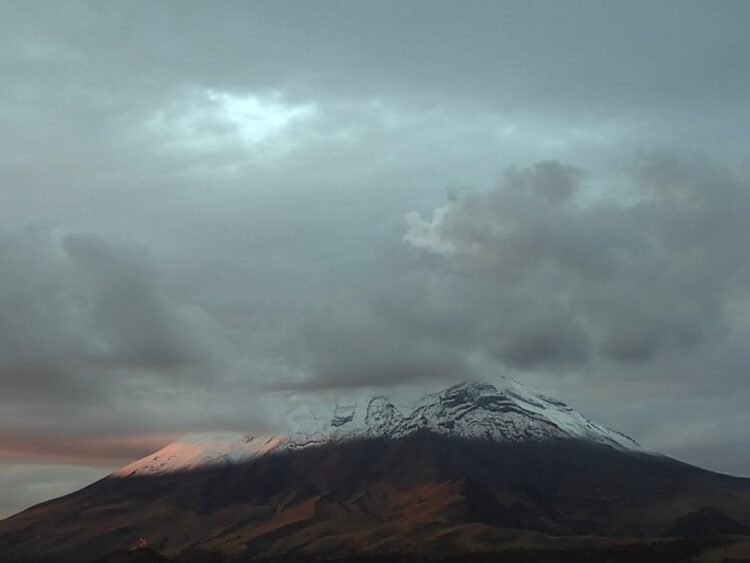 El Popocatépetl registró 12 exhalaciones con vapor, gases y ceniza. | AMEXI/FOTO: Cenapred