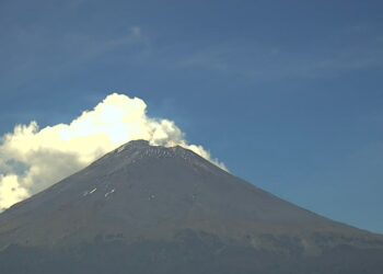El Popocatépetl registró 77 exhalaciones, un sismo volcanotectónico y emisiones de ceniza con dirección al oeste-suroeste durante las últimas 24 horas. | AMEXI/FOTO: Cenapred