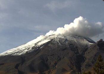Popocatépetl registra sismo volcanotectónico y ligera emisión de ceniza