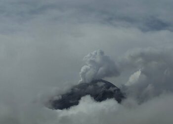 Cenapred reportó cinco exhalaciones de baja intensidad y emisión de vapor y gases del volcán Popocatépetl. | AMEXI/FOTO: Cenapred
