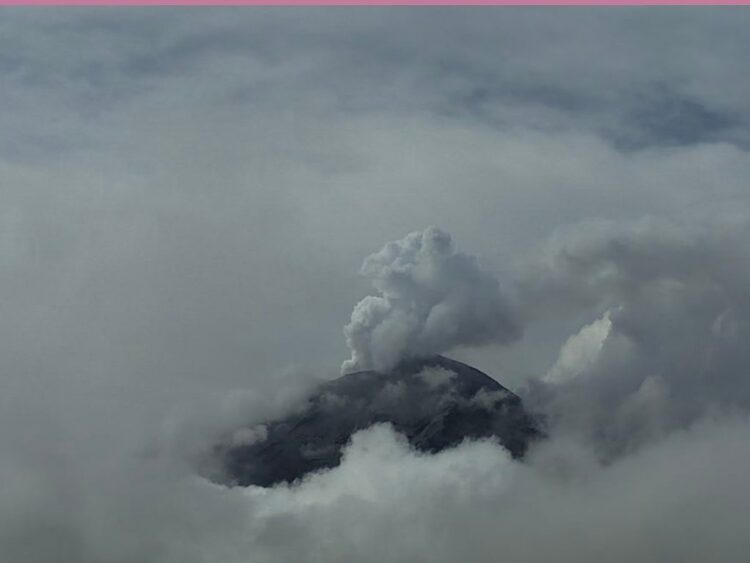 Cenapred reportó cinco exhalaciones de baja intensidad y emisión de vapor y gases del volcán Popocatépetl. | AMEXI/FOTO: Cenapred