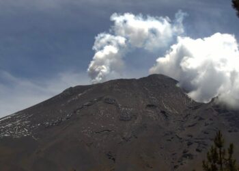 El Popocatépetl emitió 35 exhalaciones con vapor, gases volcánicos y ceniza. | AMEXI/FOTO: Cenapred