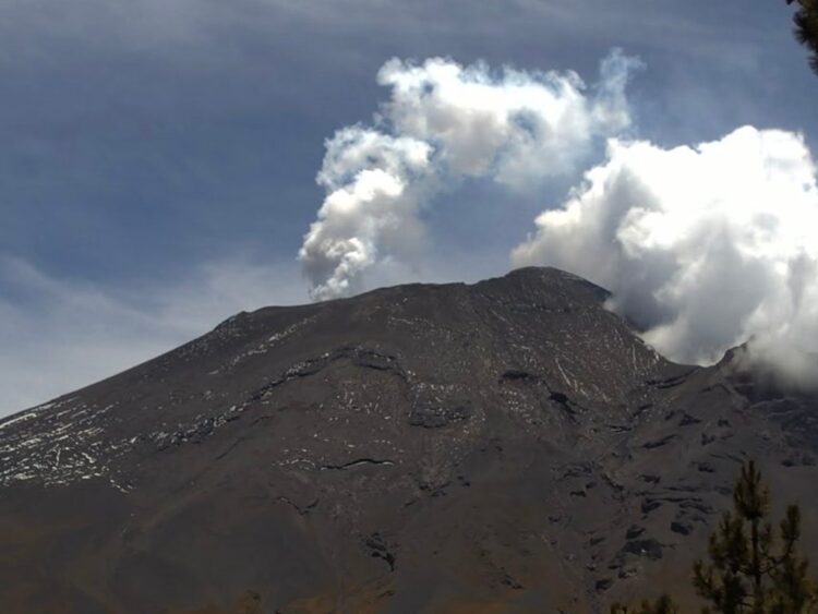 El Popocatépetl emitió 35 exhalaciones con vapor, gases volcánicos y ceniza. | AMEXI/FOTO: Cenapred