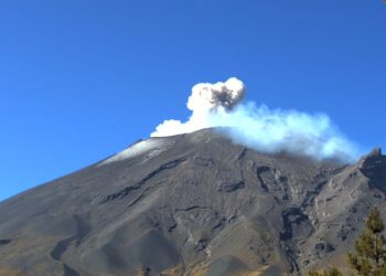 Imagen del volcán Popocatépetl en donde se aprecia una ligera emisión de cenizas y vapor de agua.