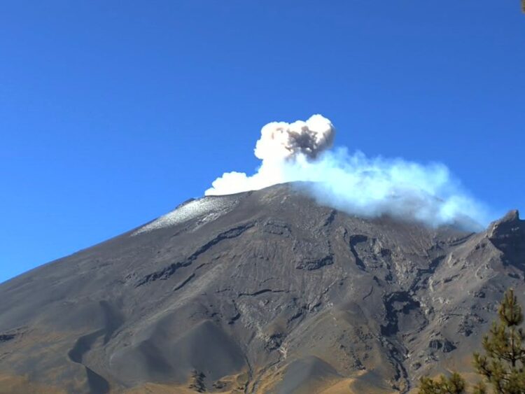 Imagen del volcán Popocatépetl en donde se aprecia una ligera emisión de cenizas y vapor de agua.