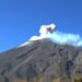 Imagen del volcán Popocatépetl en donde se aprecia una ligera emisión de cenizas y vapor de agua.