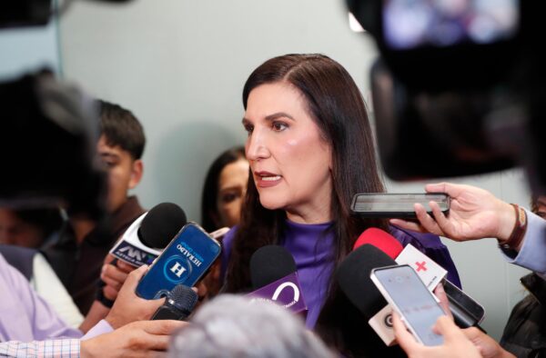 Kenia López acusa violación al artículo 134 constitucional