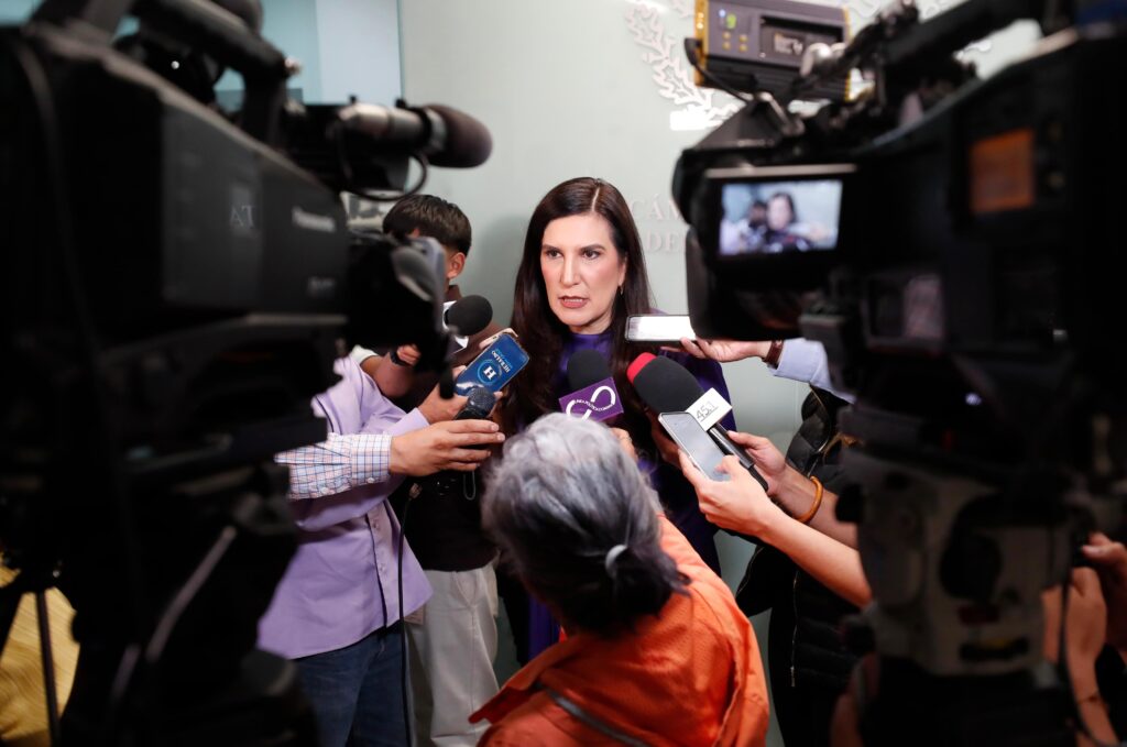 Kenia López: "El caso Ayotzinapa es una herida abierta"