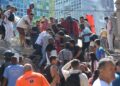 Ciudadanos y personal de emergencia realizan labores de rescate entre los escombros de un edificio colapsado tras el terremoto en Cali, Colombia.