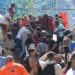 Ciudadanos y personal de emergencia realizan labores de rescate entre los escombros de un edificio colapsado tras el terremoto en Cali, Colombia.