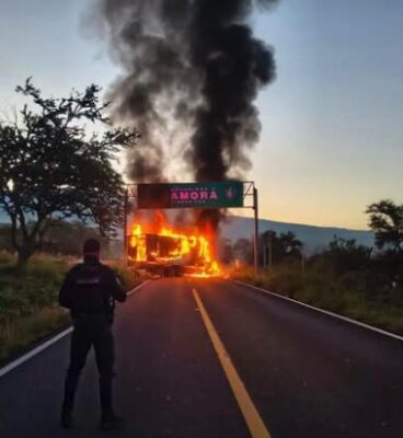 Michoacán vive jornada de narcobloqueos y quema de autos