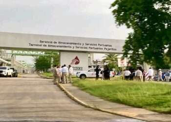 Incendio en terminal de Pemex en Pajaritos mantiene operativo de emergencia
