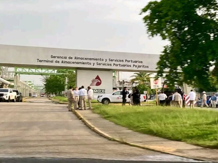 Incendio en terminal de Pemex en Pajaritos mantiene operativo de emergencia