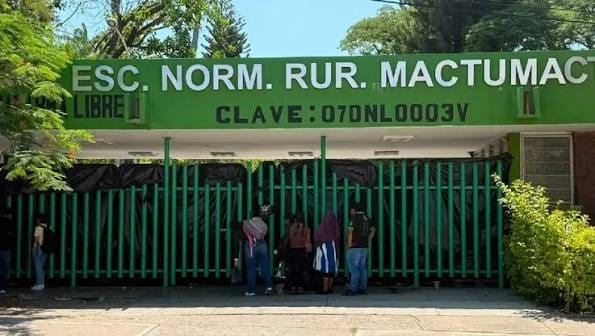 En escuelas como la Normal Rural Mactumatzá (Chiapas) o la Normal Rural Carmen Serdán de Teteles (Puebla), la SEP prohíbe categóricamente estas prácticas