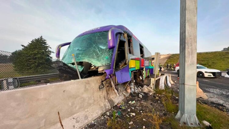 Un autobús de pasajeros sufrió un accidente la mañana de este lunes en las inmediaciones del Trébol del Arco Norte, en Atlacomulco