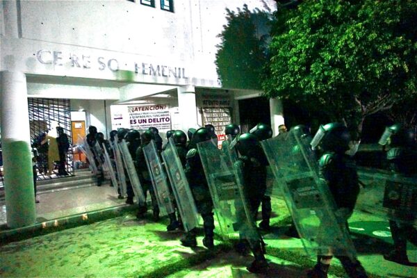 Apoyo de más de 200 elementos de seguridad y custodia para el traslado de internas. AMEXI/FOTO/ David Monroy, corresponsal