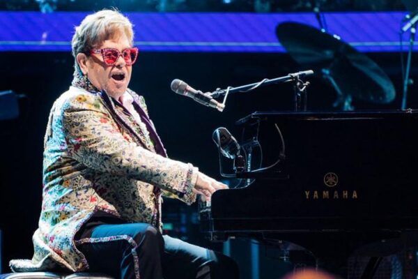 Elton ha podido ser generoso y feroz, protector y susceptible, entrañable e insoportable.