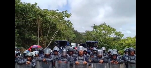 Al tramo de la carretera bloquedad en Catemaco llegan contingente de elementos antimotines