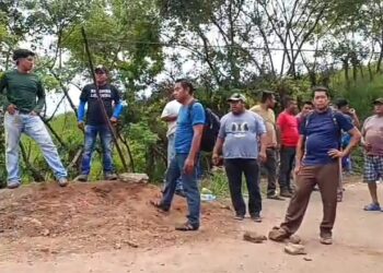 Desde Catemaco, en el estado de Veracruz informan que habitantes de este municipio bloquean la Carretera Federal 180, para exigir la conclusión de una obra vial
