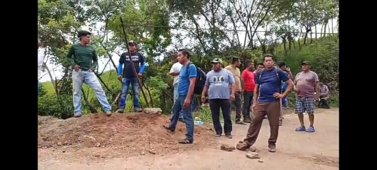 Desde Catemaco, en el estado de Veracruz informan que habitantes de este municipio bloquean la Carretera Federal 180, para exigir la conclusión de una obra vial