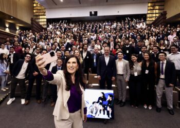 Kenia López se despide con un llamado a la institucionalidad