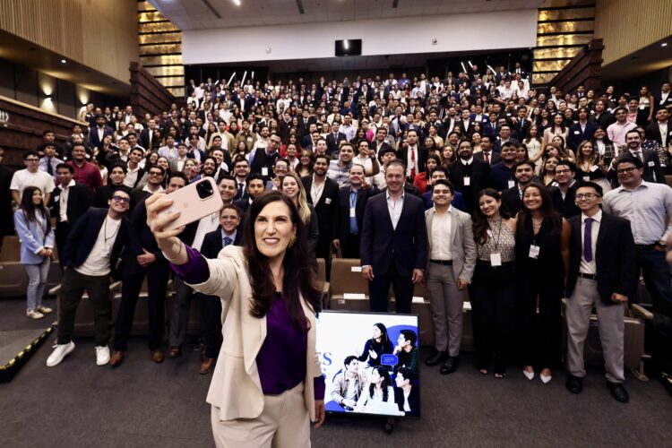 Kenia López se despide con un llamado a la institucionalidad
