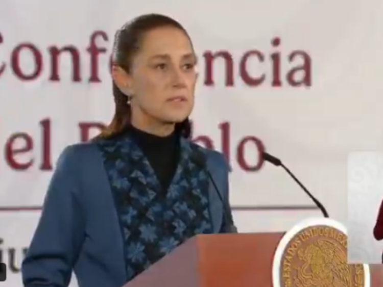La presidenta de México, Claudia Sheinbaum, habla durante su conferencia matutina.