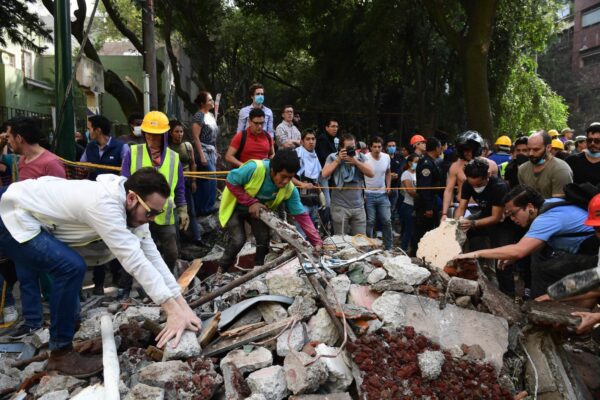 Buscar debajo de toneladas de concreto la respiración mínima que todavía diga: aquí hay alguien