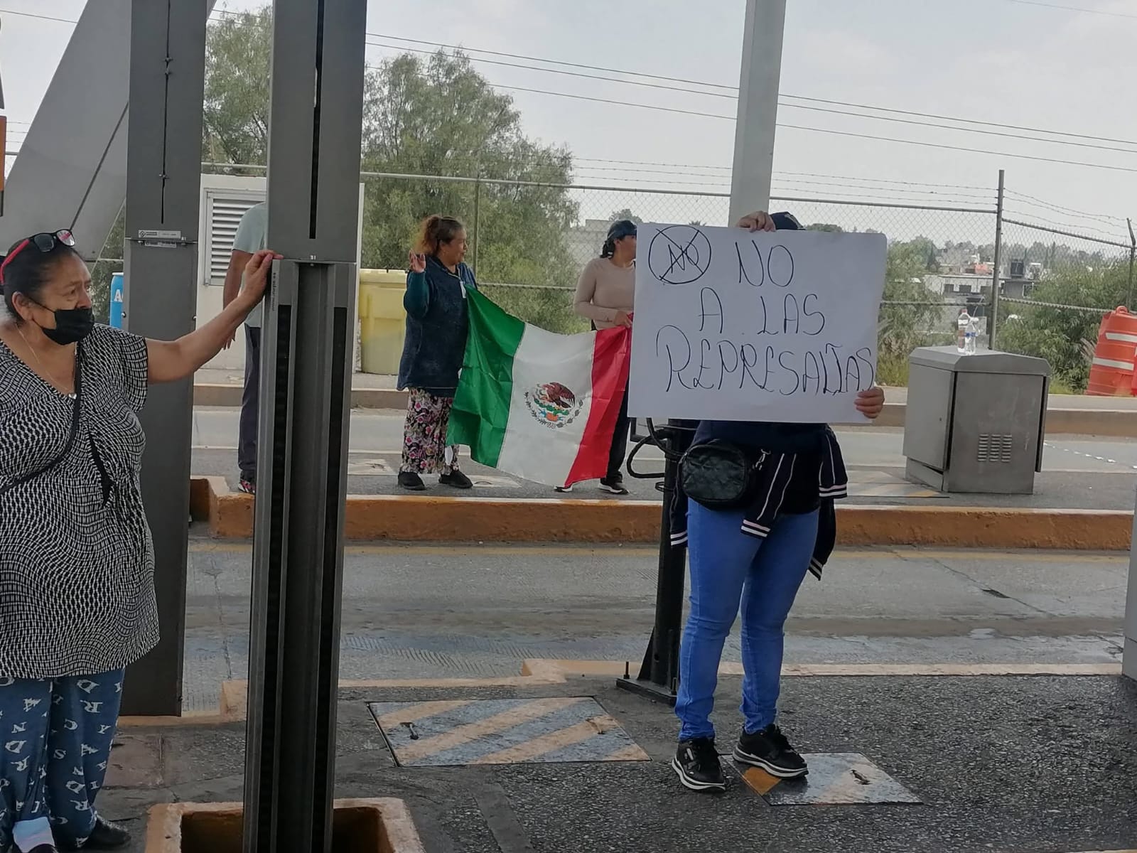 La protesta de los vecinos ocasionó afectaciones parciales en el tránsito de la zona.
