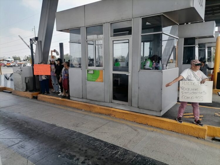 Vecinos de la colonia 10 de Junio tomaron este martes la caseta T-5 Tultitlán del Circuito Exterior Mexiquense,