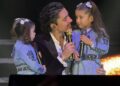 Alex Fernández presenta por primera vez a sus hijas en el escenario y vive una noche histórica
