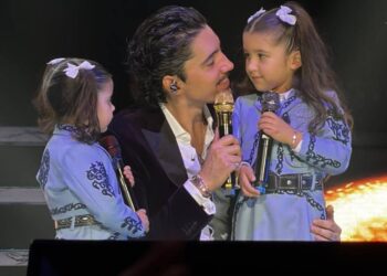 Alex Fernández presenta por primera vez a sus hijas en el escenario y vive una noche histórica
