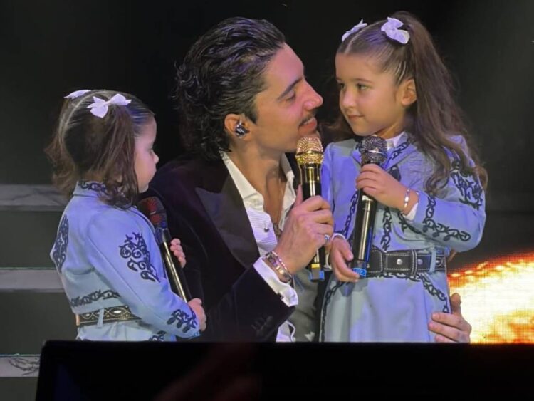 Alex Fernández presenta por primera vez a sus hijas en el escenario y vive una noche histórica
