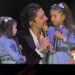 Alex Fernández presenta por primera vez a sus hijas en el escenario y vive una noche histórica