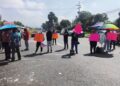Bloqueo de la México-Puebla por falta de insumos para hemodiálisis en Hospital General Dr. Pedro López, en Ixtapaluca.