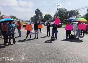 Bloqueo de la México-Puebla por falta de insumos para hemodiálisis en Hospital General Dr. Pedro López, en Ixtapaluca.