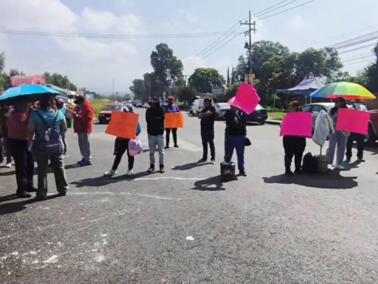 Bloqueo de la México-Puebla por falta de insumos para hemodiálisis en Hospital General Dr. Pedro López, en Ixtapaluca.