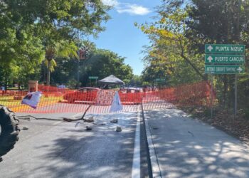 Bloqueo del acceso a la zona hotelera de Cancún. AMEXI Foto Mauricio Conde