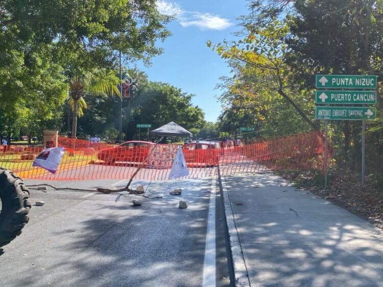 Bloqueo del acceso a la zona hotelera de Cancún. AMEXI Foto Mauricio Conde