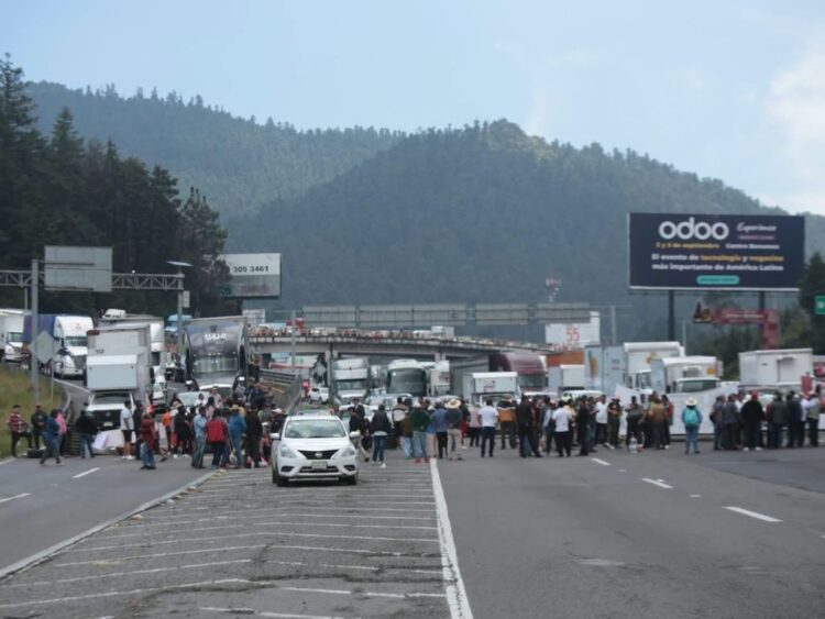 Bloqueo en la México-Toluca, en La Marquesa. AMEXI Foto Especial