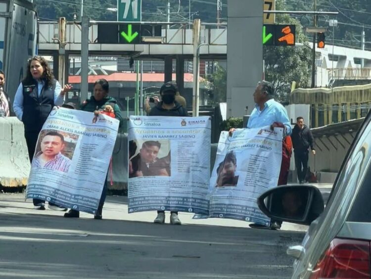 Bloqueo en la México-Toluca por familiares de desaparecidos en Mazatlán. AMEXI Foto Especial