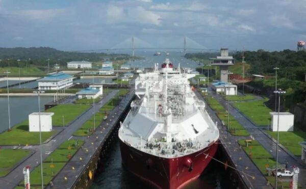 Buque cruza en Canal de Panamá, que reducirá el número de cruces diarios