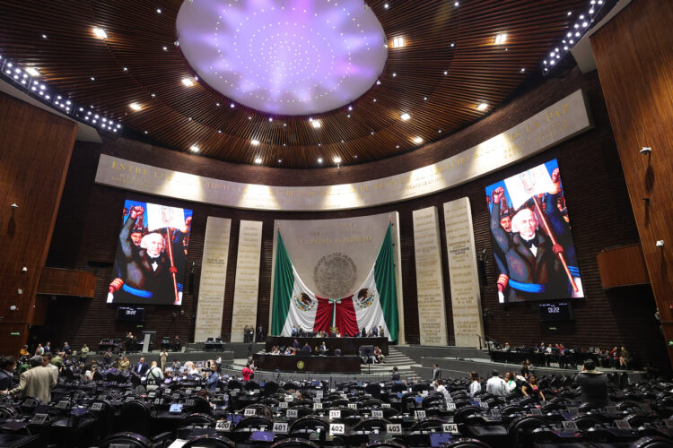 Diputados conmemoran Independencia de México entre curules vacíos