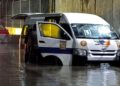 Camioneta de transporte público que quedó varada en inundación en Tultitlán. hubo seis muertos. AMEXI Foto RRSS