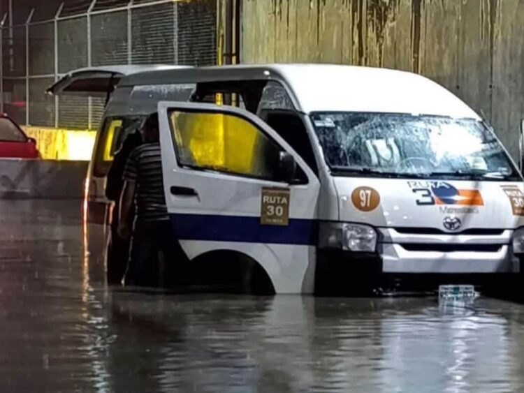 Camioneta de transporte público que quedó varada en inundación en Tultitlán. hubo seis muertos. AMEXI Foto RRSS