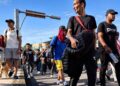 Caravana migrante bajo el cielo azul chiapaneco.